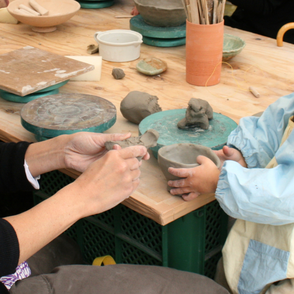 長谷園窯出し市での陶芸教室の様子